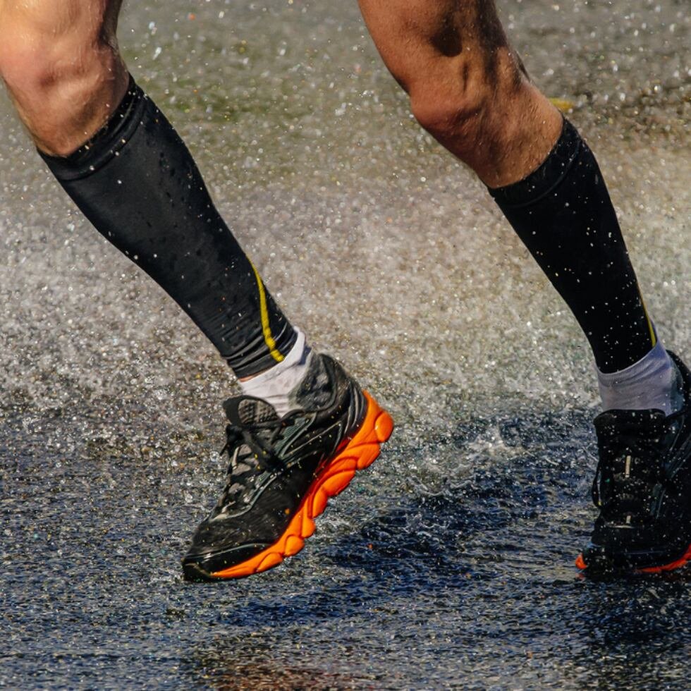 Protege tus pies del agua con uno de estos calcetines impermeables...