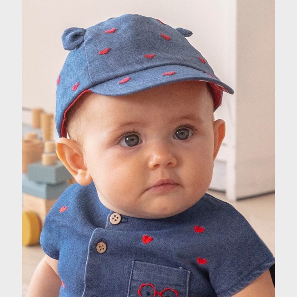 Gorra bebé MAYORAL con visera y corazones bordados |